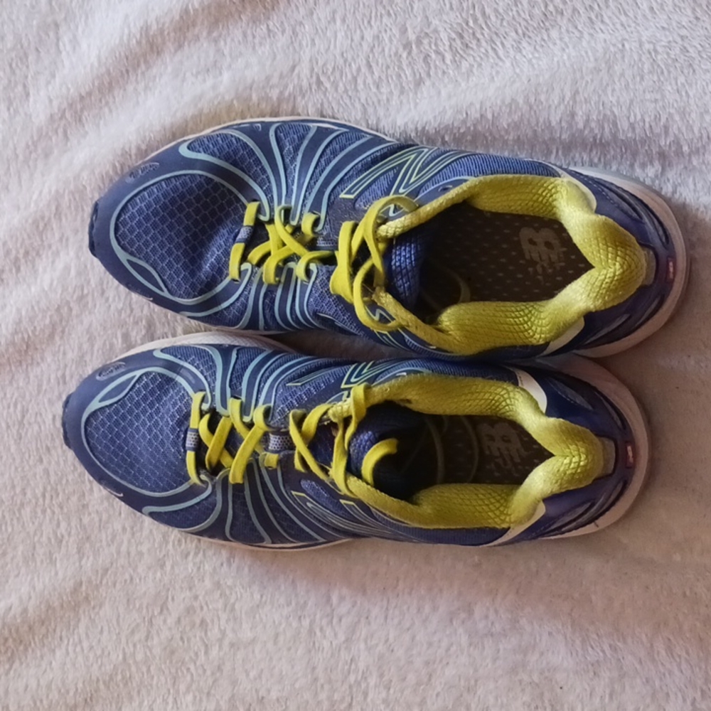 Tennis shoes